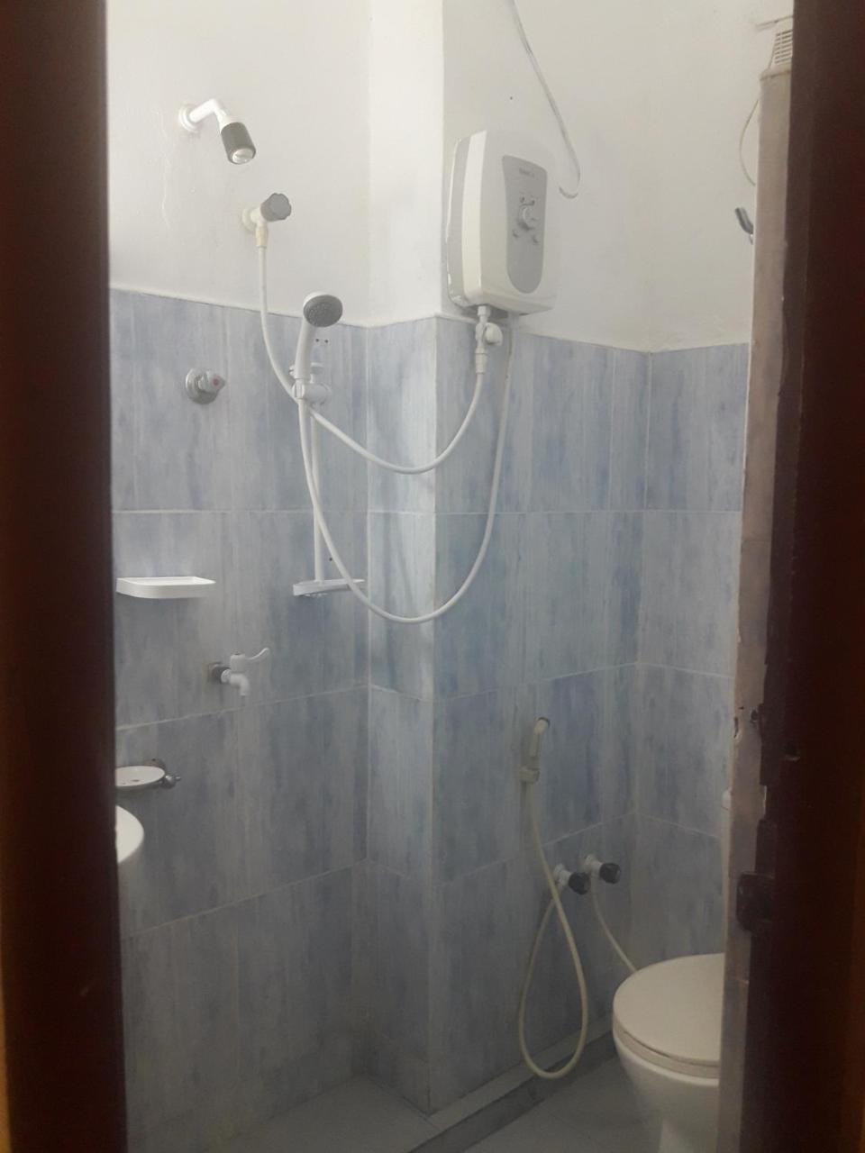 Hotel Blue Whale Джафна Экстерьер фото